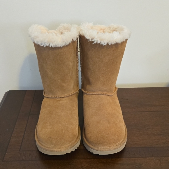 UGG Kids' Brown Boots with Cream Knit Bows - Picture 2 of 4